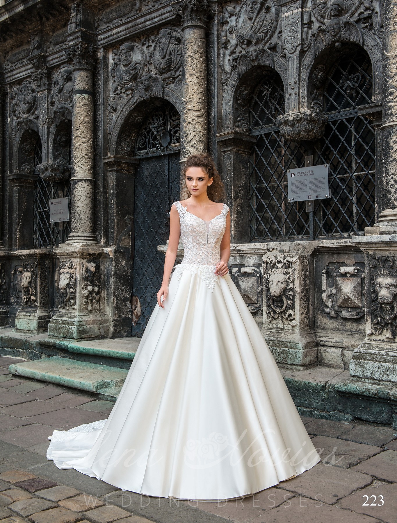 Атласное свадебное платье модель